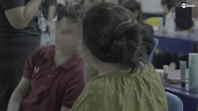 九年牢狱首度身体接触 女儿轻抚母亲泪如雨下