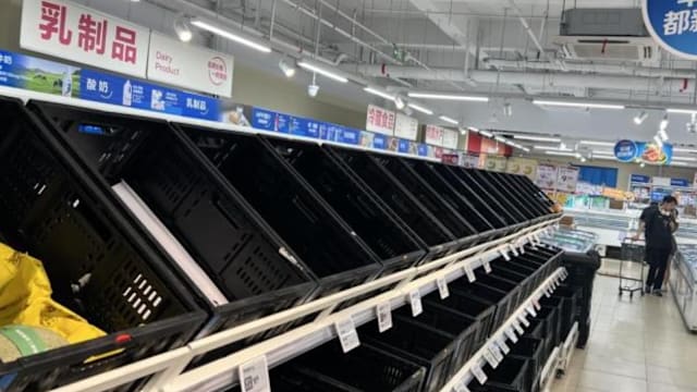 台风“巴威”逼近引发抢购潮 杭州超市货架被扫空