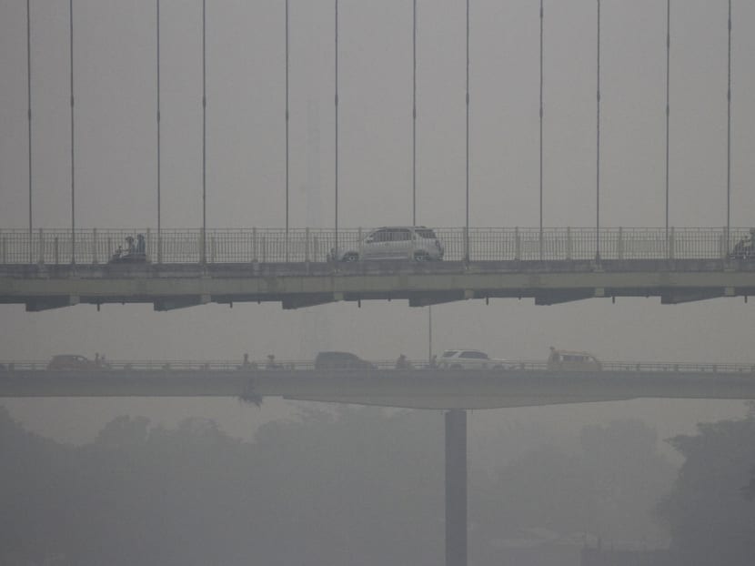 Vehicles drive along Siak Bridge, shrouded by haze, in Pekanbaru, Indonesia's Riau province on Oct 11, 2015. Photo: Reuters Vehicles drive along Siak Bridge, shrouded by haze, in Pekanbaru, Indonesia's Riau province on Oct 11, 2015. Photo: Reuters