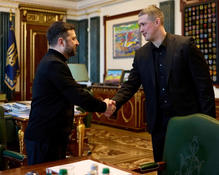 Ukraine's ousted defence minister pushes for return Ukraine's ousted defence minister pushes for return