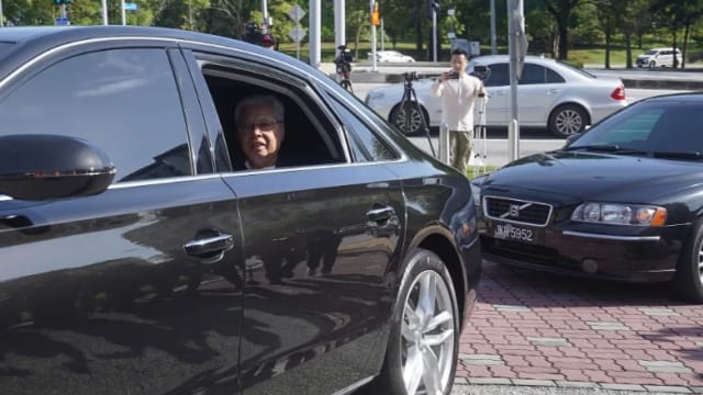 马国前首相依斯迈接受反贪会问话五小时后离开