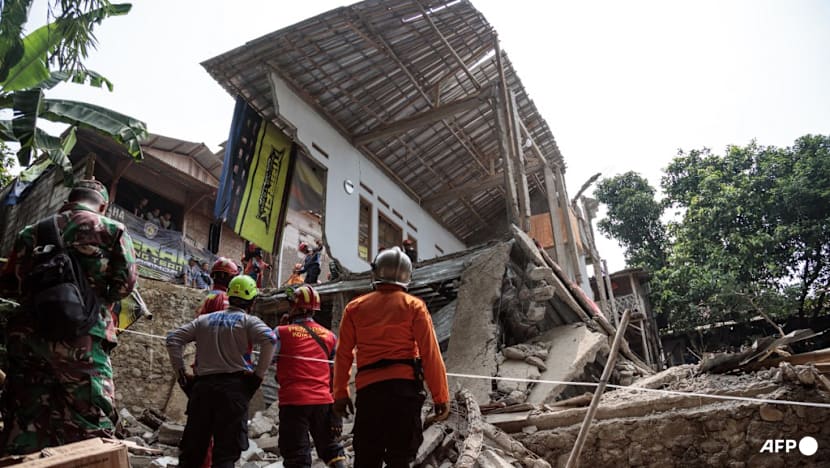 Indonesia building collapse kills 3, injures dozens Indonesia building collapse kills 3, injures dozens