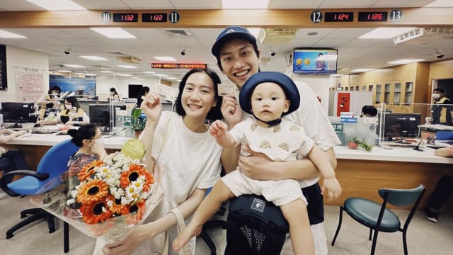 女儿1岁生日注册结婚　范少勋喜晒三口全家福