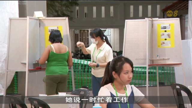 一些选民赶在最后几分钟才到投票站投票