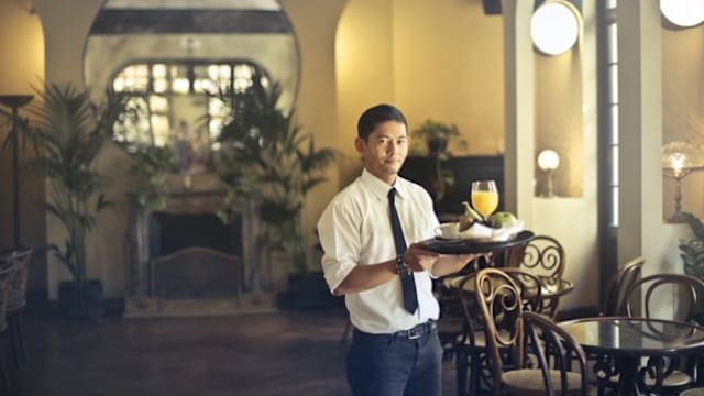 “活该你只能当侍应生”！我们都应该开始学习“好好说话”