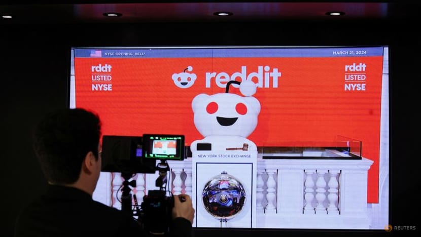 Reddit misses daily active unique visitors estimates on Google algorithm change, shares tumble Reddit misses daily active unique visitors estimates on Google algorithm change, shares tumble