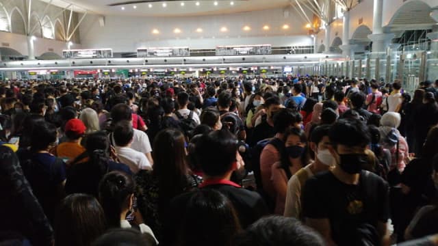 马国新山关卡挤爆 网民：人多到像置身演唱会