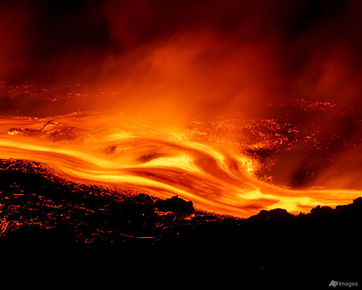 Persistent Mount Etna ash shuts Sicily's Catania airport during peak holiday week