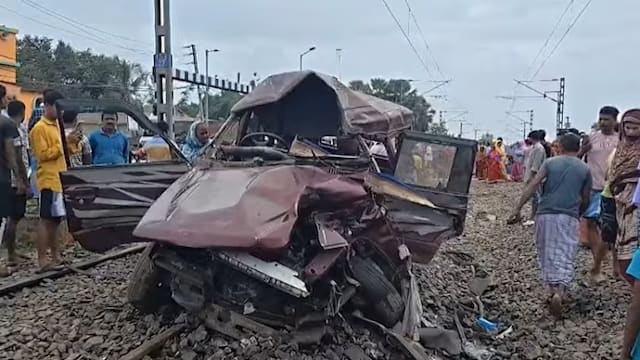 印度校车遭火车撞击 三人死亡包括两学童