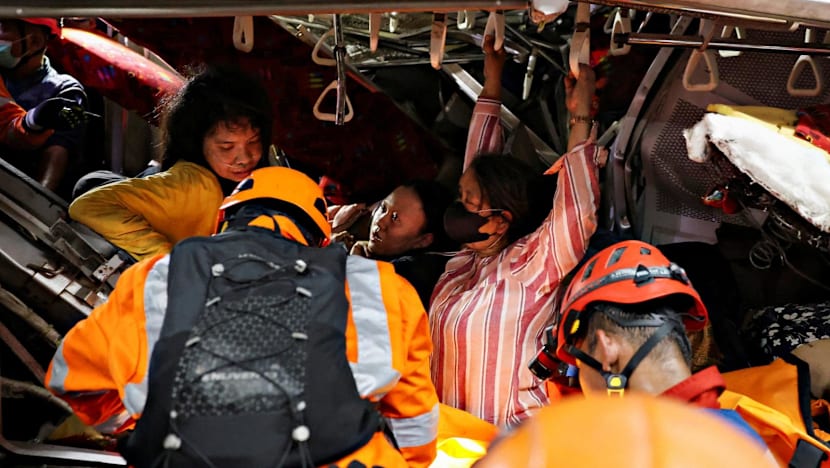 Sedikitnya 7 orang tewas dalam tabrakan KRL-Argo Bromo di Bekasi, puluhan dilarikan ke RS