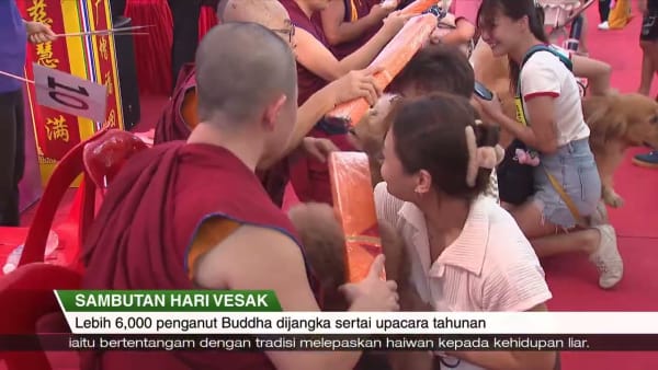 Sambutan Hari Vesak – Lebih 6,000 penganut Buddha sertai upacara tahunan untuk peringati Hari Vesak