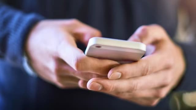 擅转发顾客手机未婚妻裸照和亲密照给自己  手机维修员坐牢