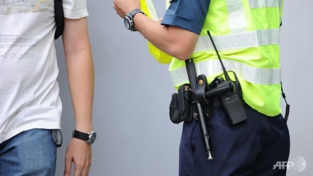 涉医院病房内抢夺辅警佩枪 男子被控上法庭