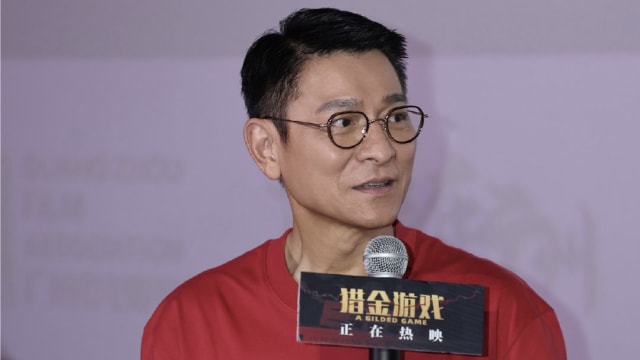 不顾保安肉身阻挡，刘德华就是要宠粉！
