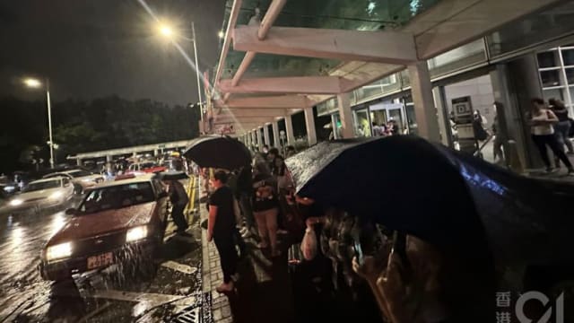 台风天外出买iPad套 公交停运港少年抄山径返家迷路
