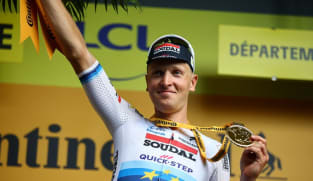 Tim Merlier avoids crashes to take Stage 3 in photo finish