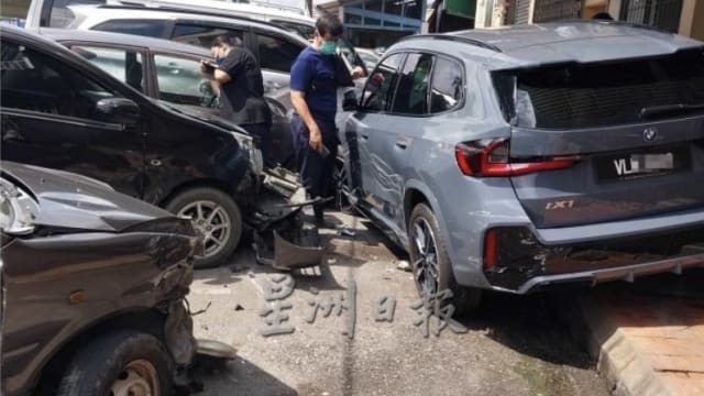 停车时误踩油门 马国妇女连撞十车