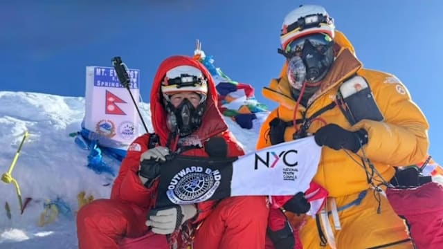 携手登顶世界之巅 新加坡夫妻档圆梦珠峰
