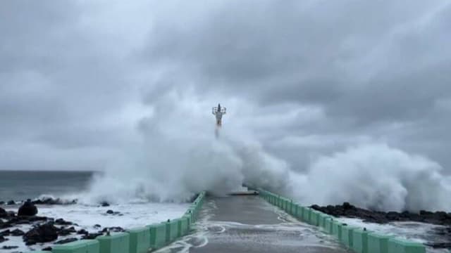 台风“丹娜丝”袭台湾 高雄台南等13县市停班停课