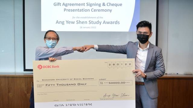 理解问答：青年发奋成才　捐5万元给母校