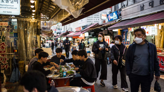 韩国新增11万2901起病例 连续四天超十万起