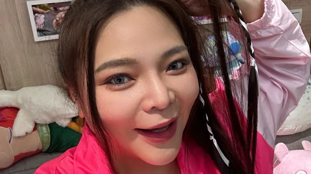 爱意藏不住！小甜甜“指缠新欢”逛西门町
