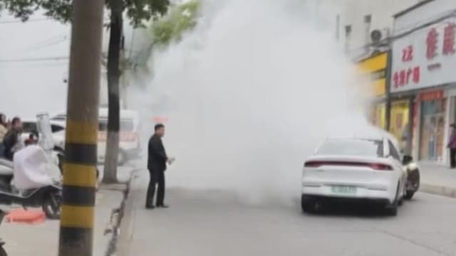 司机突发病车子失控 中国男奋不顾身用车抵住