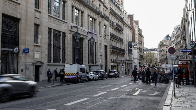 美国银行巴黎分行险遭炸弹袭击 一男子被捕一人在逃