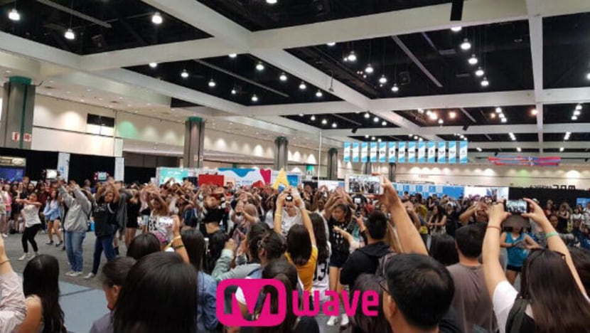 [KCON 2017] Fans Gather During Day 1 of KCON 2017 LA