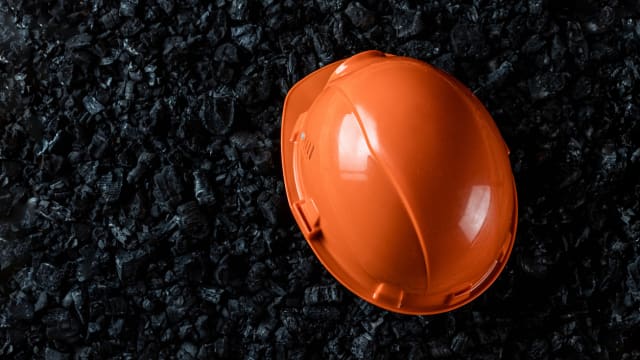 维修货梯遭钢梁砸中  44岁客工身亡