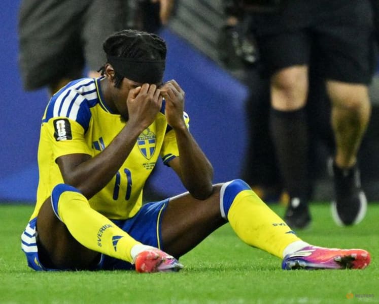 Isak scolds Elanga for confusion over Sweden's second round qualification