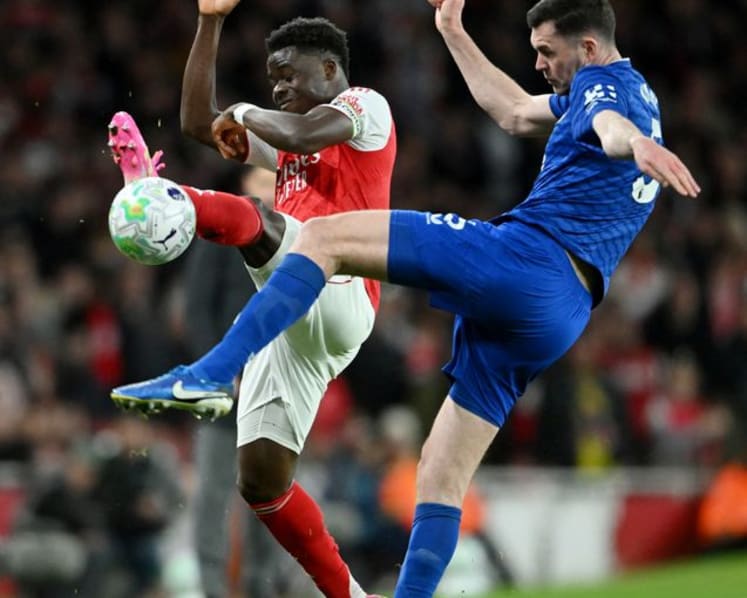 Arsenal stretch lead with win over Everton as City held by West Ham
