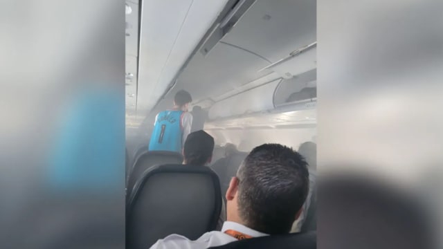 乘客充电宝着火 美国客机紧急降落
