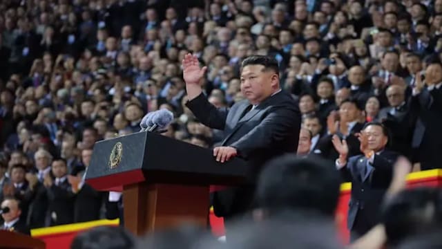 金正恩主持大型阅兵仪式 展示新型洲际弹道导弹