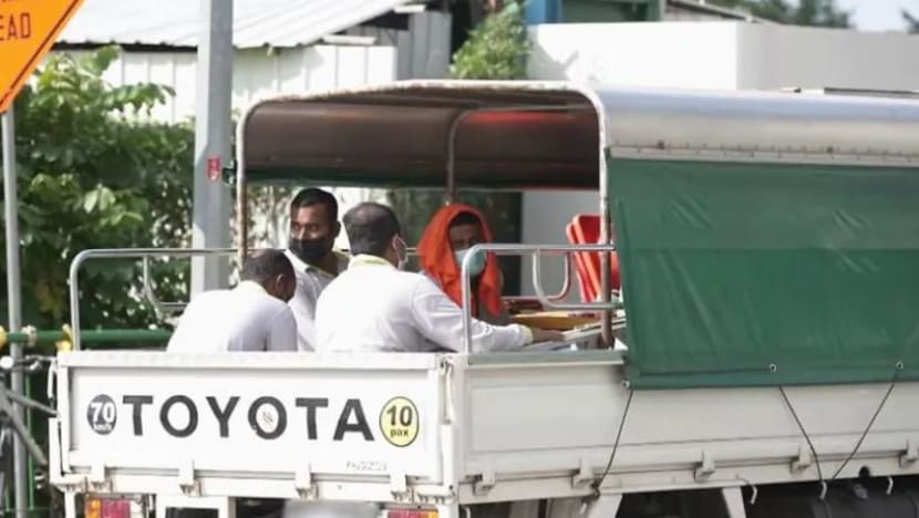 Kumpulan perniagaan SG beri amaran mengenai 'kerumitan', lebih banyak kesesakan trafik jika firma diharamkan angkut pekerja guna lori