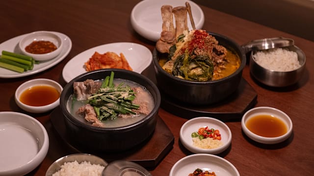 GAMJA把韩国家常猪骨汤搬到新加坡！午餐$15.80起、单杯烧酒也能点