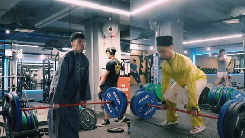 10 'abang' gim ini angkat berat 'deadlift' sambil berbaju Melayu, berjubah