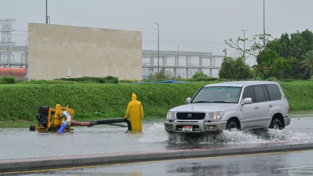 阿联酋再度迎来强降雨 各地学校和办公室关闭