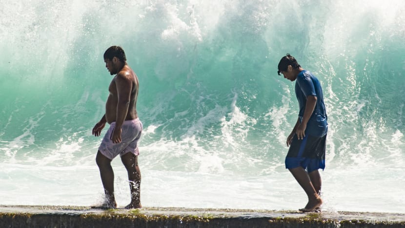 Hawaii waves crash into homes, weddings during south swell Hawaii waves crash into homes, weddings during south swell