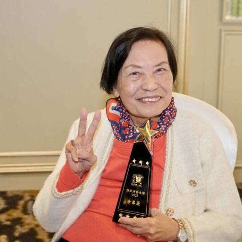 曾经病危半年！余慕莲惊现聚会现场，精神奕奕引围观