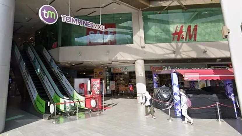 Pekerja pembersihan maut setelah terjatuh dari siling palsu di Tampines Mall Pekerja pembersihan maut setelah terjatuh dari siling palsu di Tampines Mall
