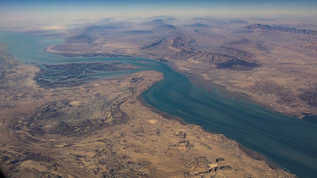 伊朗暂时关闭霍尔木兹海峡 进行实弹演习