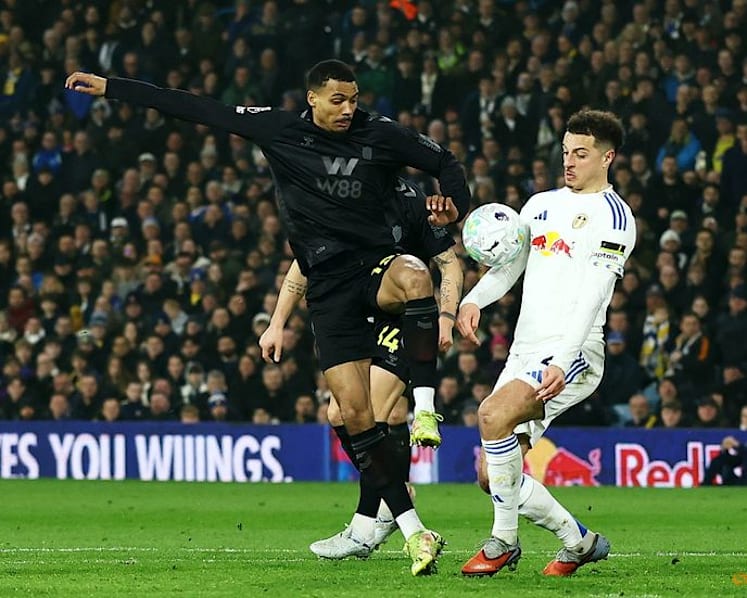 Resurgent Wolves stun Liverpool, Everton enjoy home comfort