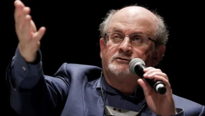 Salman Rushdie tidak lagi guna alat bantuan pernafasan, sudah boleh bercakap, kata teman Salman Rushdie tidak lagi guna alat bantuan pernafasan, sudah boleh bercakap, kata teman