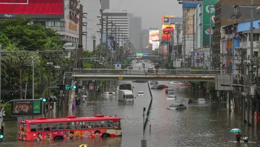 Kesemua 50 daerah Bangkok diisytihar zon bencana susuli banjir; 52,000 isi rumah terjejas
