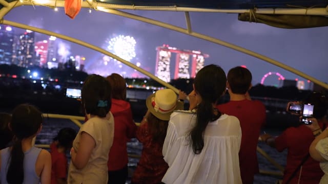 新加坡60艘休闲船聚集滨海湾 同庆国庆60周年