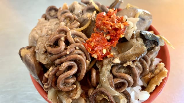 男子花80台币尝试“蚯蚓盖饭” 饕客揭示罕见黑暗料理