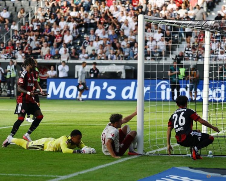 Mainz thrash Hamburg, Augsburg go top with win in Frankfurt