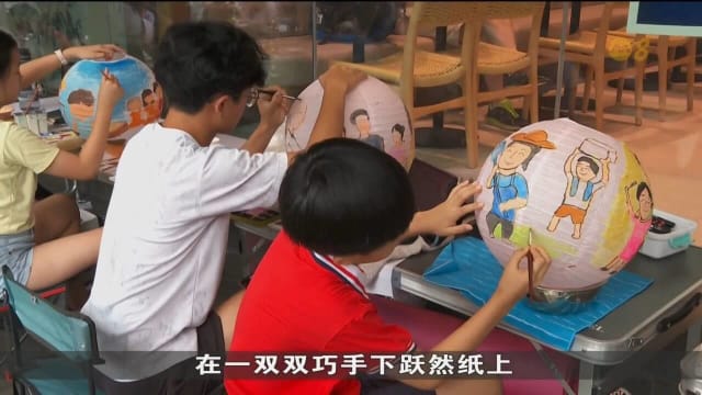 配合中秋节到来 数百人齐聚牛车水参加灯笼绘画比赛