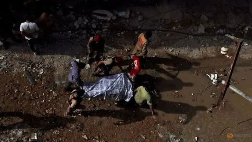 80 disahkan maut selepas pesawat Pakistan terhempas